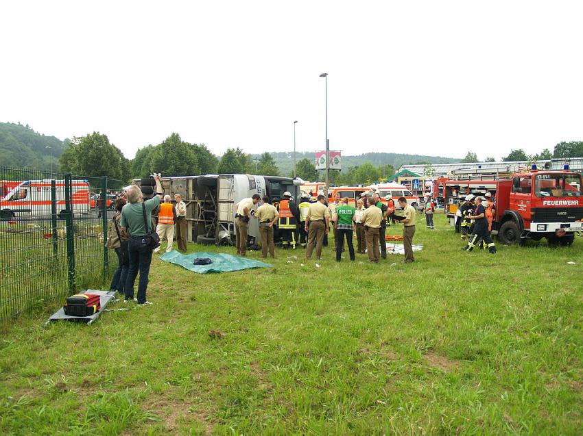 Schwerer Unfall mit Reisebus Lohmar Donrather Dreieck P366.JPG